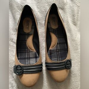 Born Women's Tan and Black Flats 7/38